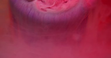 Bulanık boya sıçraması. Mürekkep rengi su. Odaklanmamış pembe parlak parlak sıvı damlalar soyut sanat ışığı arka planında sıvı buhar dokusu dalgası.