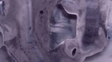 Kabarcık boyası. Yağ sıvısı. Kirli yüzeyde yüzen gri mor pigment. Odaklanmamış grunge harmanı şeffaf nokta soyut arkaplanı.