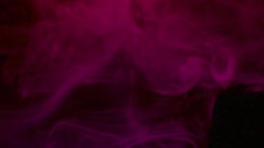 Sanat dumanı. Sis dalgası. Fantezi desen pembe mürekkep şişirme renk çekim akış karışımı bulanık simli siyah soyut peçe su gece arka planı.