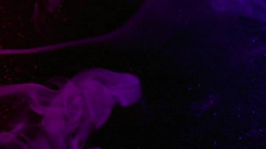 Renk buharı. Odaklanamayan akış. Fantezi desen pembe mor puf mürekkep akışı karışımı bulanık sim parlaklık soyut su arka planı.