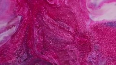 Shimmer döküldü. Boya karışımı. Pembe mor dalga yüzeyde ışıldayan parıltı yayıyor. Parlak tonlama taşma efekti fantezi taşı soyut arkaplan bulanıklığı.