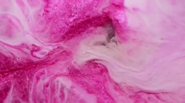 Fantezi sıvısı. Boya karışımı. Işıl ışıl pembe mermer sıvı genişleme ıslak soyut arka plan yüzeyi. Parıldayan odaklanmış ciladan emülsiyon.