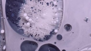 Sanat sıvısı. Kabarcık emülsiyonu. Pis pigment parçacıkları grunge suyunda yüzüyor. Mor siyah mürekkep damlası patlaması karışık bulanık arkaplan.