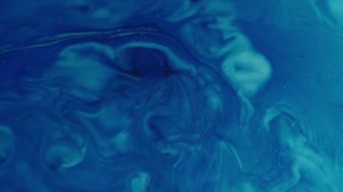 Islak akrilik. Boya emülsiyonu. Sanat mavisi damlalar yüzeye dökülür. Sıvı boya sızıntısı soyut arka plan dekoratif girdap sıçraması.