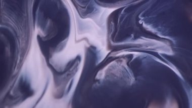 Mürekkep karışımı. Boya pigmenti. Odaklanamayan kütle mor gri mavi sıvı yüzey yaydı. Kirli sızıntı karışımı kara dalga soyut arkaplanı örtüyor.