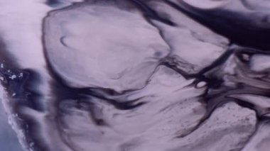 Akrilik yayılır. Mürekkep döküldü. Odaklanmamış mor mavi pigment toz parçacıkları emülsiyon karışımı. Mermer girdap akışı soyut arkaplan.