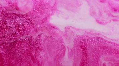 Canlı bir sıvı. Mürekkep arkaplanı. Pembe, beyaz, akrilik, jel parlatıcı, hipnotik, mistik, soyut, bulanık bir doku karışımı..