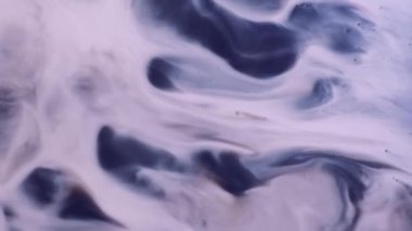 Boya yayılır. Sanat dalgası. Kirli beyaz sıvı yüzeyden fışkıran gri mavi pigment. Odaklanamayan grunge şekilsiz nokta nemi soyut arkaplan.