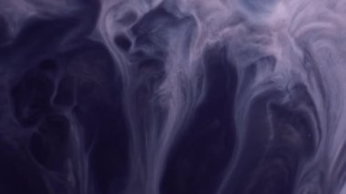 Boya sıçraması. Mürekkep lekesi. Mor beyaz mermer akış patlaması soyut arkaplan sıvısı yüzeyi. Odaklanmamış siyah pigment noktası.