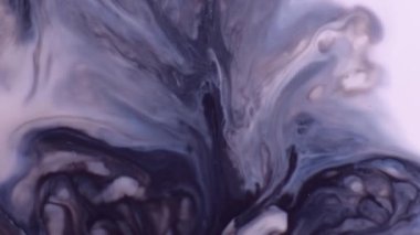 Pigment karışımı. Sanat dalgası. Kirli mor sıvı yüzeyden fışkıran gri siyah mavi. Odaklanamayan grunge şekilsiz nokta nemi soyut arkaplan.