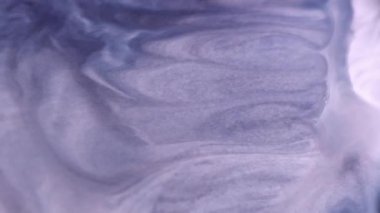 Mürekkep yayılır. Mermer akışı. Grunge soyut dağınık kıvrım sızıntısı bulanık dalga. Enamel mor beyaz siyah mavi serpinti boya karışımı arka plan.