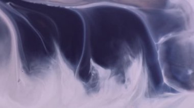 Toprak sıçraması. Grunge sıvısı. Mor boya dokusunda kirli mor mavi leke spreyi. Bulanık siyah dalga lekesi soyut arkaplan.