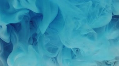 Buhar dokusu. Duman bulutu. Mavi pembe mürekkep, sisli havada süzülen dalgalar, siyah soyut arka planda devinimi gösteriyor..