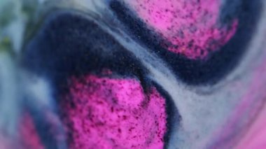 Sıvı mürekkep. Sanat tepkisi. Pembe pigmentin beyaz diş minesi yüzeyinde ortaya çıkması. Mermer, dalgalı kıvrımlı pırıltılar saçar. Parlak toz sızıntısı olur..