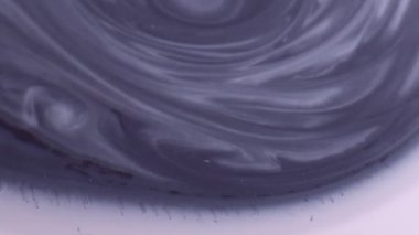 Katmanlı mürekkep. Boya genişlemesi. Gri, mavi mermer sıvı mor, nemli, soyut arka plan yüzeyine yayılır. Tek renk çözünmüş serpinti..