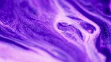 Parıldayan karışım. Parlak sıvı karışımı. Odaklanmamış mor beyaz renk ışıl ışıl desen sıvı sıçrama hareketi soyut sanat arka planı.