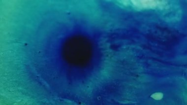 Mürekkep yayıldı. Parıldayan sıvı. Sanat mavisi menekşe turkuaz dökülmüş akryl titreyen yüzey parçacıkları dokusu sıvı dalga soyut odaklanmış arkaplan.