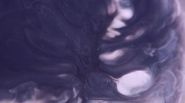 Damla yayılıyor. Grunge patlaması. Sıvı sanat volkanı mor siyah mavi emülsiyon diş minesi mermer mermer kaplama açıcı döker.