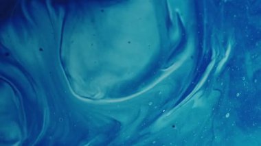 Pigment sızıntısı. Mavi sıçrama. Akrilik dokuya yayılan canlı mürekkep sıvısı. Jel akışı soyut arkaplan çözünmüş karıştırma emülsiyon açıcı.