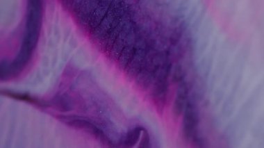 Enamel mürekkebi. Pembe sıvı. Boya akışının figüratif dokusu akrilik farklı renkler döküyor. Parlak diş minesi parlatıcı tozuyla mor akış sanatsal arka plan.