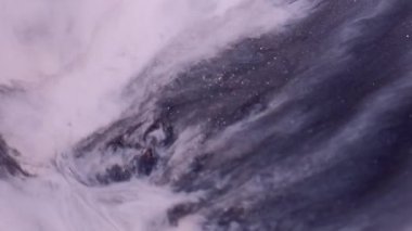 Parıltı akıyor. Pigment dalgası. Soyut karışım sanat sıvısı arka plan mor siyah pis alkol mürekkebi. Kimyasal reaksiyon boya bulanıklığı.