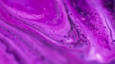 Köpüklü karışım dökülmüş. Mürekkep dalgası. Odaklanmamış morumsu pembe renkli yağlı boya karışımı akış akışı soyut sanat arkaplanı.