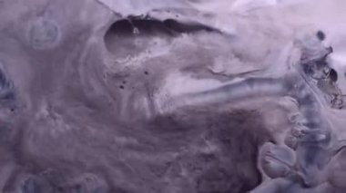 Nehir boyası. Köpük sıvısı. Yağlı akrilik suluboya sanat sıvısı karışım dalgası pürüzsüz doku. Grunge mor siyah beyaz parçacıkları soyut arkaplan yüzeyi.