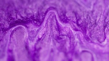 Parlak boya sızıntısı. Islak sim akışı. Odaklanmamış mor renkli parlak parçacıklar akrilik mürekkep dalgası dokusu soyut sanat arkaplanı ve bokeh ışık.
