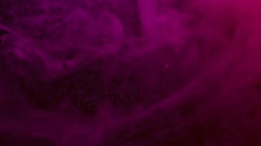 Mürekkep. Pürüzsüz sis. Loş mistik suda mor pembe boya spreyi. İpek çözünen duvak pigmenti bulanıklığı titreşen soyut arkaplan.