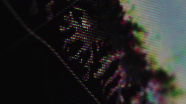 Geçiş boyası. Tahıllı yansımalar. Düz olmayan alev yüzeyinde koyu bir sıvı akıyor. Siyah madde ele geçirildi. Sıvı sızıntısı..