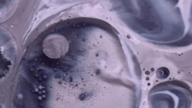 Şeffaf pigment. Boya dokusu. Odaklanmamış mor siyah beyaz mürekkep damlası yuvarlak lekesi. Girdap eğrisi jel dökülmesi baloncuk soyut sanat arka planı.