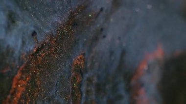 Işıl ışıl lav. Difüzyon boyası. Metalik simli parlak opak kütle. Siyah sanat jeli bakır parçacıkları sıvı girdap volkanik kum etkisi ile akıyor.