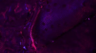 Gizemli yüzey. Uzaylı dokusu. Hasarlı yüzeyde yanardöner taşma. Hipnotize edici renk yanardağıyla parıldayan sıvı..