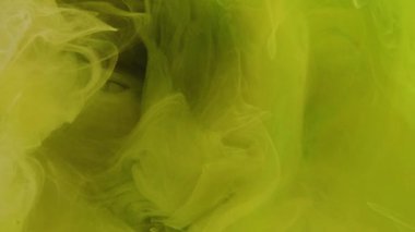 Duman girdabı. Boya bulutu. Neon sarısı yeşil mürekkep karışımı su sıçrama deseni soyut sanat arkaplanı gibi rüya..