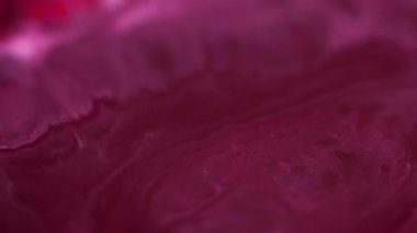 Odaklanmış sıvı dökülmesi. Boya dalgası. Bulanık kırmızı pembe renkli sis dokusu akrilik mürekkep damlası hareket eden soyut sanat arkaplanı yayıyor.