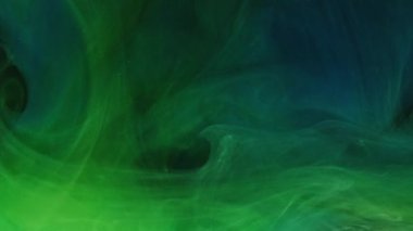 Su altı mürekkebi. Duman bulutu. Yeşil renk, yüzen doku dalgası koyu soyut arkaplanda hareket yayıyor..