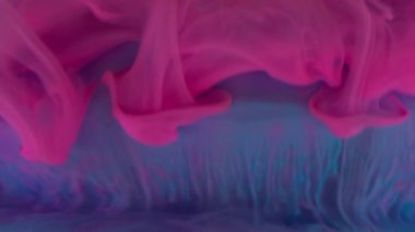 Suluboya mürekkep. Hipnoz sıvısı. Pembe mor kıvrımlı boya cam üzerinde süzülüyor mavi kristal elmas su çözülmüş soyut arkaplan.