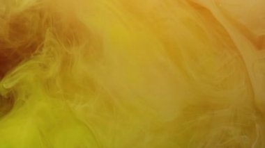 Su altı mürekkebi. Duman bulutu. Sarı renk, yüzen doku dalgası girdabı hareket soyut arkaplan yayıyor.