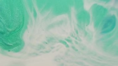 Boya karışımı. Akrilik mermer. Işıl ışıl beyaz turkuaz akış mürekkep cilası karışık hipnotik mistik çözünmüş soyut doku..