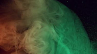 Sanat bulanıklığı. Mistik akış. Duman mürekkebi patlaması pırıl pırıl parlayan yüzeye yayılan kıvrımlar siyah soyut parlak bulanık su arkaplanı.