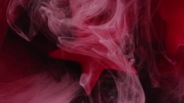 Gece sisi. Boya sıçraması. Pembe renkli mürekkep damlası duman bulutu koyu siyah soyut sanat arkaplanındaki yıldızı ortaya çıkarıyor.