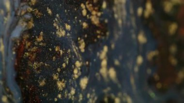 Erimiş sim. Işıldayan akış. Karanlık arka planda soyut kaotik kıvırcık kıvılcımlar kıvılcım saçıyor. Metal kum desenli lüks dekoratif sanat yüzeyi.