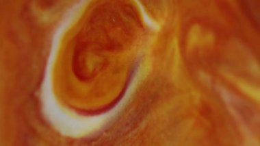 Parlak bir madde. Parıltı karışımı. Kalın altın bakır parlak sıvı düz olmayan yüzeye yayılmış. Lüks, parıldayan, sanatsal, pırıl pırıl metamorfozların yayılması..