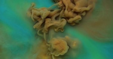 Sigara arkaplanı. Buhar bulutu. Odaklanmamış turuncu bronz mavi renk soyutlama üzerinde dönen su patlaması akışında parlayan mürekkep..