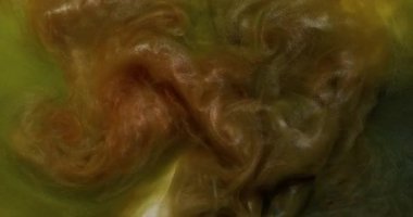 Karışık renk. Akan boya. Bulanık sarı bronz duman buharı su, ıslak kimyasal sıçrama sıvısı soyut sanat arka planında yüzüyor..