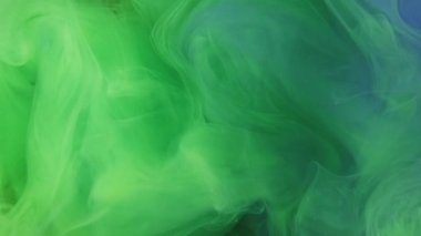 Mürekkep suyu. Renk dumanı. Odaklanmamış yeşil su altı buharı yayılan hareket parçacıkları dokusu soyut sanat arkaplanı.