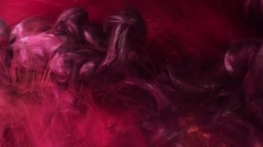 Sis uçuyor. Sis dokusu. Odaklanamayan kırmızı metalik çok renkli parlak boya soyut sanat arkaplanda yüzen mürekkep lekesi.