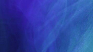 Boya suyu karışımı. Soyut sanat. Odaklanmamış parlak mavi renkli ışıl ışıl parlayan mürekkep lekeli bulut sihirli dumanı arka planda hareket ediyor..