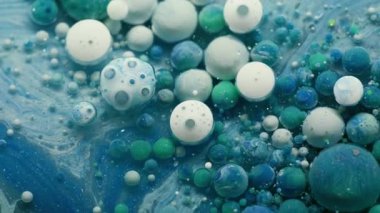 Kabarcık emülsiyonu. Tüylü yüzey. Mavi yuvarlak boya jeli yaratıcı sıvı akış soyut arka plan bırakır. Mermer renkli parçacıklar su dokusu.