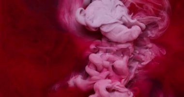 Sıvı pigmenti. Duman kirliliği mürekkebi. Odaklanmamış kırmızı pembe renkli su girdabı akrilik soyut yaratıcı sanat arka planında akıyor.